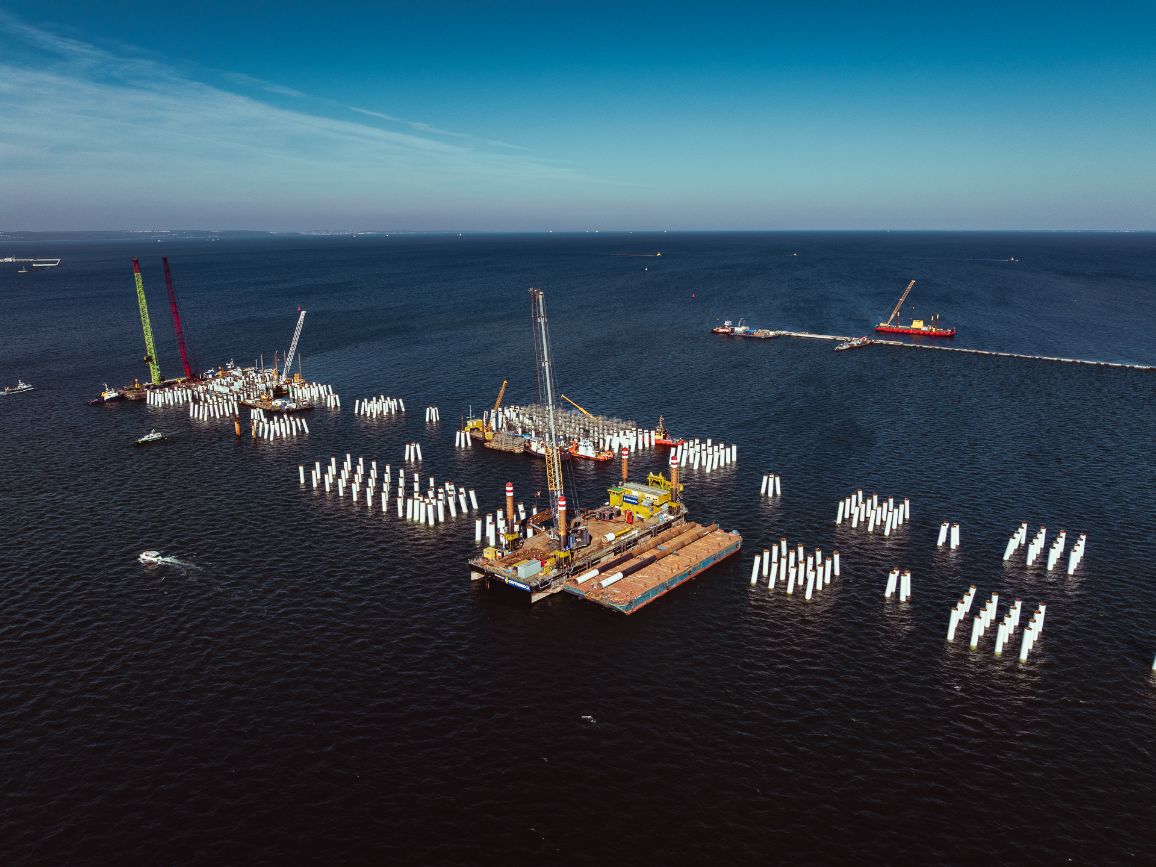 Piling completed for Gdańsk’s floating LNG terminal